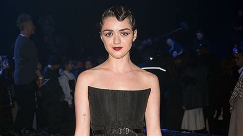 Maisie Williams Celebrates Her 26th Birthday In Bikini。